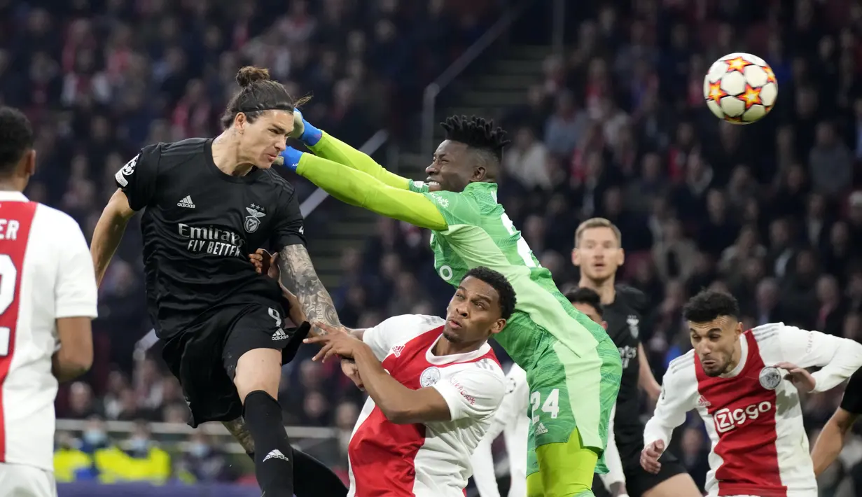 Penyerang Benfica, Darwin Nunez saat mencetak gol ke gawang Ajax pada pertandingan leg kedua babak 16 besar Liga Champions di Johan Cruyff ArenA di Amsterdam, Belanda, Rabu (16/3/2022). Benfica menang atas Ajax 1-0. (AP Photo/ Peter Dejong)