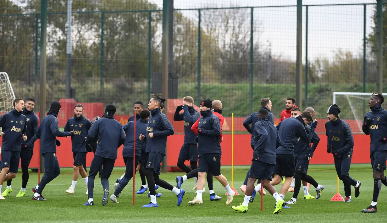 Para pemain Manchester United melakukan pemanasan saat latihan tim di Carrington di Manchester, Inggris (6/11). Di pertemuan pertama di Old Trafford Juventus menang tipis atas Manchester United 1-0 berkat Gol striker Paulo Dybala. (AFP Photo/Paul Ellis)
