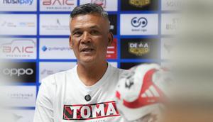Hendri Susilo, pelatih Malut United di BRI Super League 2025/26. (Bola.com/Gatot Sumitro)