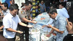 Direktur Utama Food Station Cipinang Arief Prasetyo Adi bersama Satgas Pangan Kombes Pol Nico Afinta memeriksa beras jenis medium saat peluncuran operasi pasar di Pasar Induk Beras Cipinang, Jakarta, Kamis (22/11). (Merdeka.com/Iqbal S. Nugroho)