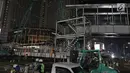 Petugas merobohkan Jembatan Penyeberangan Orang (JPO) di Kawasan Bundaran Hotel Indonesia, Jakarta, Senin (30/7) malam. Sehubungan dengan pembongkaran JPO itu, arus lalu lintas di seputaran Jalan MH Thamrin sempat ditutup. (Liputan6.com/Herman Zakharia)