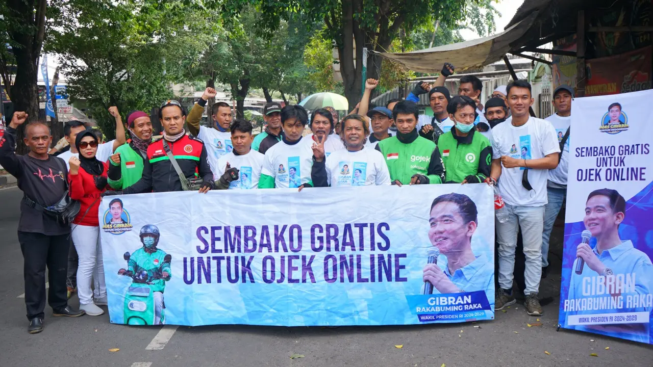 Ratusan pengemudi ojek online (pengemudi ojol) di Jakarta menerima bantuan makanan bergizi dan paket sembako dari Relawan Mas Gibran, pendukung Calon Wakil Presiden atau Cawapres Terpilih 2024-2029 Gibran Rakabuming Raka.