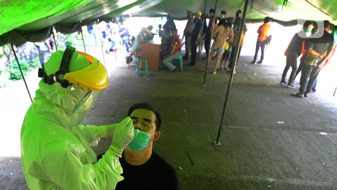 Wisatawan yang masuk ke wilayah Puncak  melakukan pemeriksaan rapid tes antigen di Gadog, Bogor, Kamis (24/12/2020). (merdeka.com/Arie Basuki)