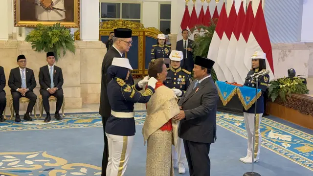 Presiden Prabowo Subianto memberikan tanda kehormatan terhadap sejumlah pelaku seni Indonesia.