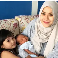Senyum ceria Zaskia Adya Mecca bersama kedua buah hatinya. (Bintang.com/@zaskiadyamecca)