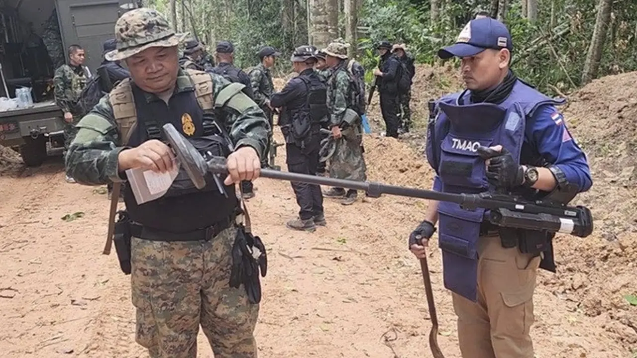 Para tentara Thailand memeriksa wilayah perbatasan pada Minggu (20/7/2025), di Provinsi Ubon Ratchathani, tempat di mana Angkatan Darat Kerajaan Thailand menyatakan telah ditemukan dua ranjau anti-personel.