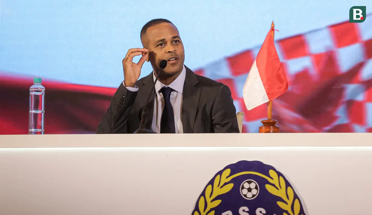 Pelatih kepala baru Timnas Indonesia, Patrick Kluivert memberikan keterangan pada acara konferensi pers mengenai perkenalan pelatih baru Timnas Indonesia di Hotel Mulia, Senayan, Jakarta, Minggu (12/01/2025). (Bola.com/Bagaskara Lazuardi)