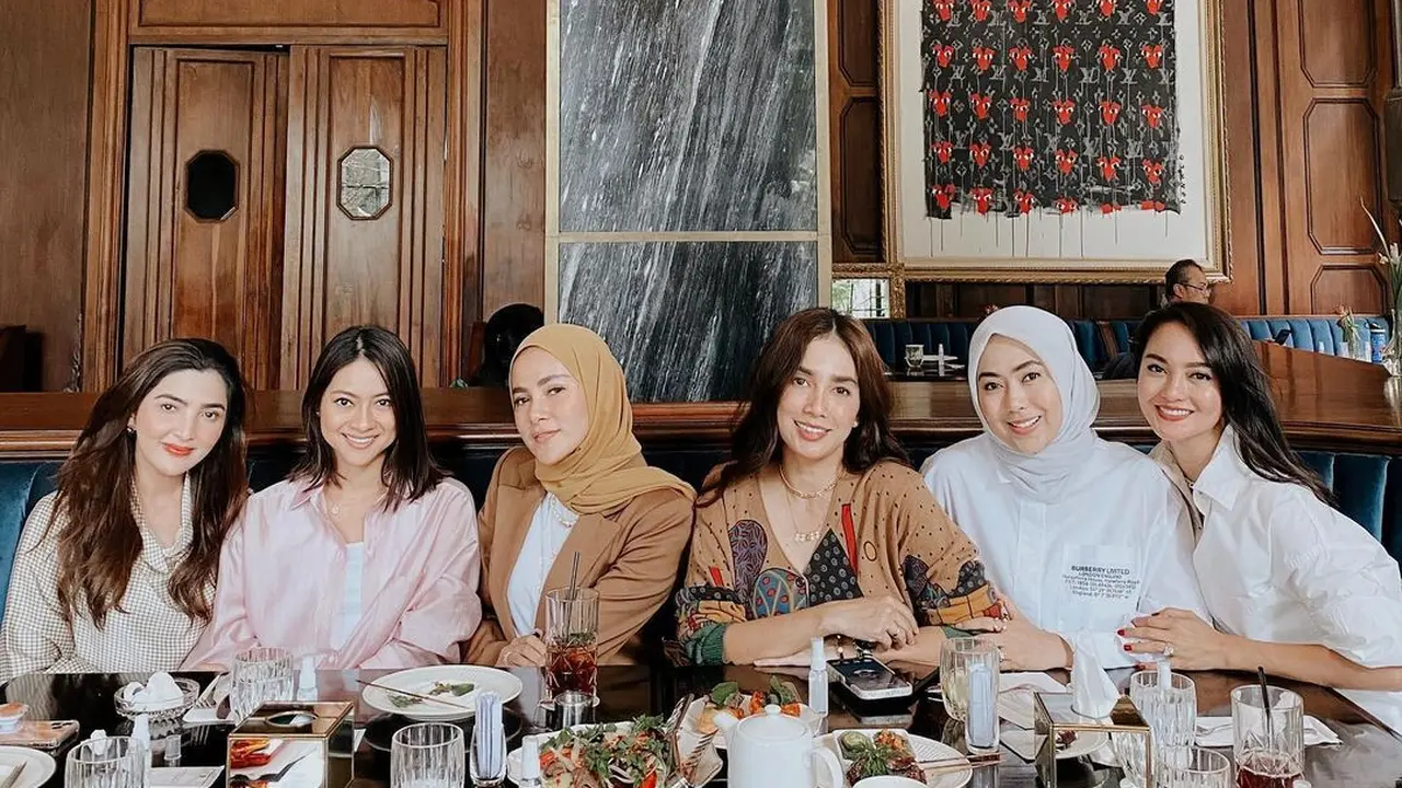 Olla Ramlan dan geng artisnya. (Foto: Instagram @ollaramlan)