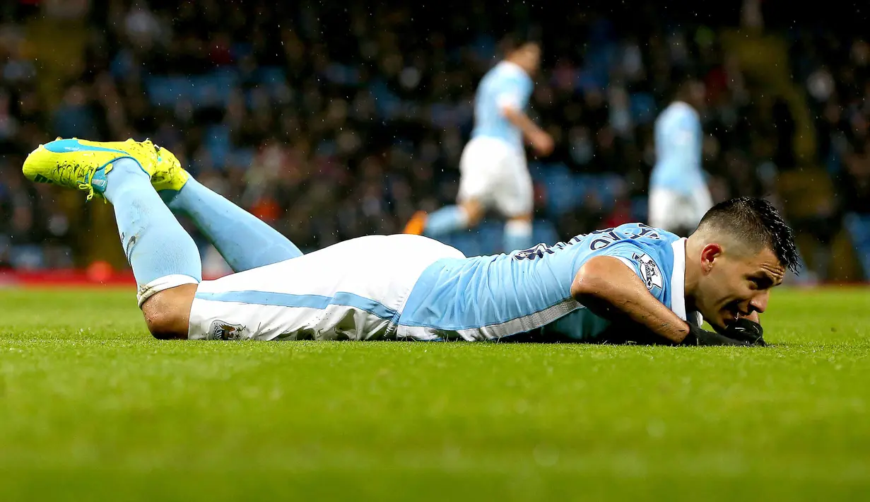Pemain Manchester City, Sergio Aguero terjatuh ada lanjutan Liga Premier Inggris di Stadion Etihad, Manchester, Kamis (14/1/2016) dini hari WIB. (EPA Photo/Nigel Roddis)