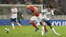 Pemain Austria, Peter Zulj (kiri) berebut bola dengan pemain Rusia, Fedor Smolov pada laga uji coba di Tivoli Stadium, Innsbruck, Austria, (30/5/2018). Austria menang atas Rusia 1-0. (AP/Kerstin Joensson)