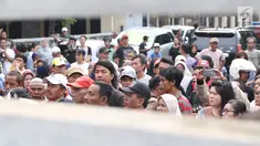 Warga berkerumun di depan lokasi pembunuhan wanita yang ditemukan tewas di dalam lemari di kawasan Mampang, Jakarta, Jumat (23/11). Polres Jaksel menggelar rekonstruksi setelah penyidik menggali keterangan pelaku. (Liputan6.com/Helmi Fithriansyah)