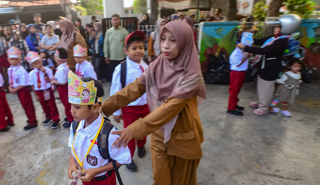 Seorang guru mengarahkan murid baru kelas satu saat pelaksanaan MPLS (Masa Pengenalan Lingkungan Sekolah) di SDN Meruyung, Depok, jawa Barat, Senin, 13 Juli 2007. (KLY/ Arie Basuki)