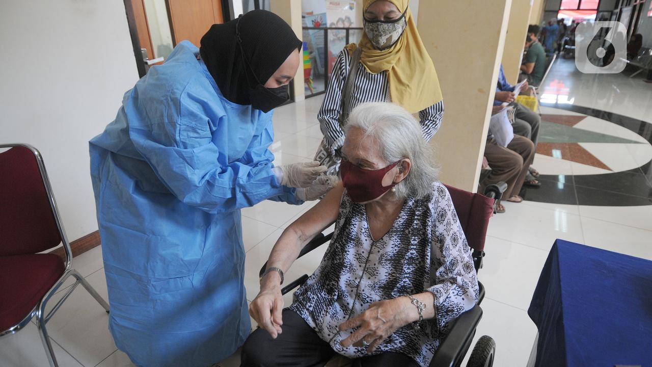 Warga Antre Vaksinasi di Kantor Kecamatan Cinere Depok