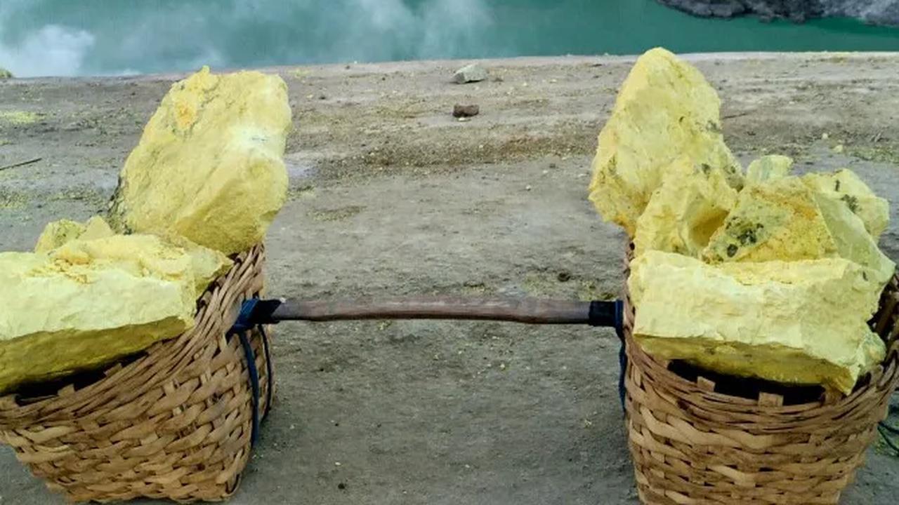 Proses pembuatan asam sulfat di industri dikenal dengan nama proses kontak, yang mana adalah proses asam sulfat dibuat secara langsung dari sulfur yang dibakar di udara untuk menghasilkan sulfur dioksida.<br>
