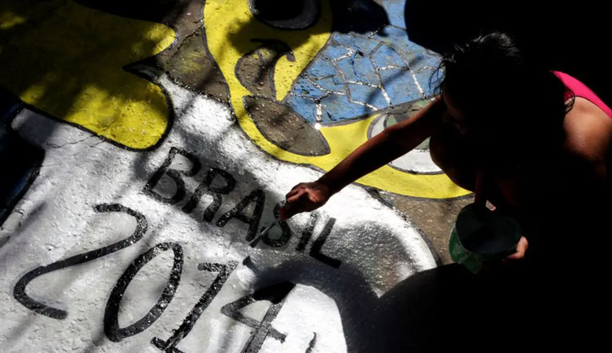 Jelang perhelatan sepakbola akbar Piala Dunia 2014, warga daerah kumuh Jacarezinho, Rio de Janeiro, Brasil menghiasi jalan dan rumah-rumah mereka, (10/5/2014). (AFP PHOTO/Tasso Marcelo)