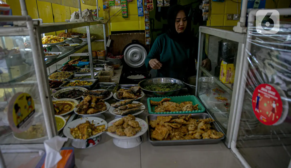 Penjual menunggu pembeli di warteg kawasan Jakarta, Rabu (27/1/2021). Komunitas Warteg Nusantara (Kowantara) menyatakan, sekitar 50 persen atau 20.000 unit warteg di Jabodetabek akan gulung tikar tahun ini disebabkan tidak mampu membayar atau memperpanjang sewa tempat. (Liputan6.com/Faizal Fanani)