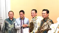 Ketua MPR RI Bambang Soesatyo bersama pimpinan MPR RI mengantarkan undangan pelantikan presiden-wakil presiden 2019-2024 untuk Sandiaga Uno.