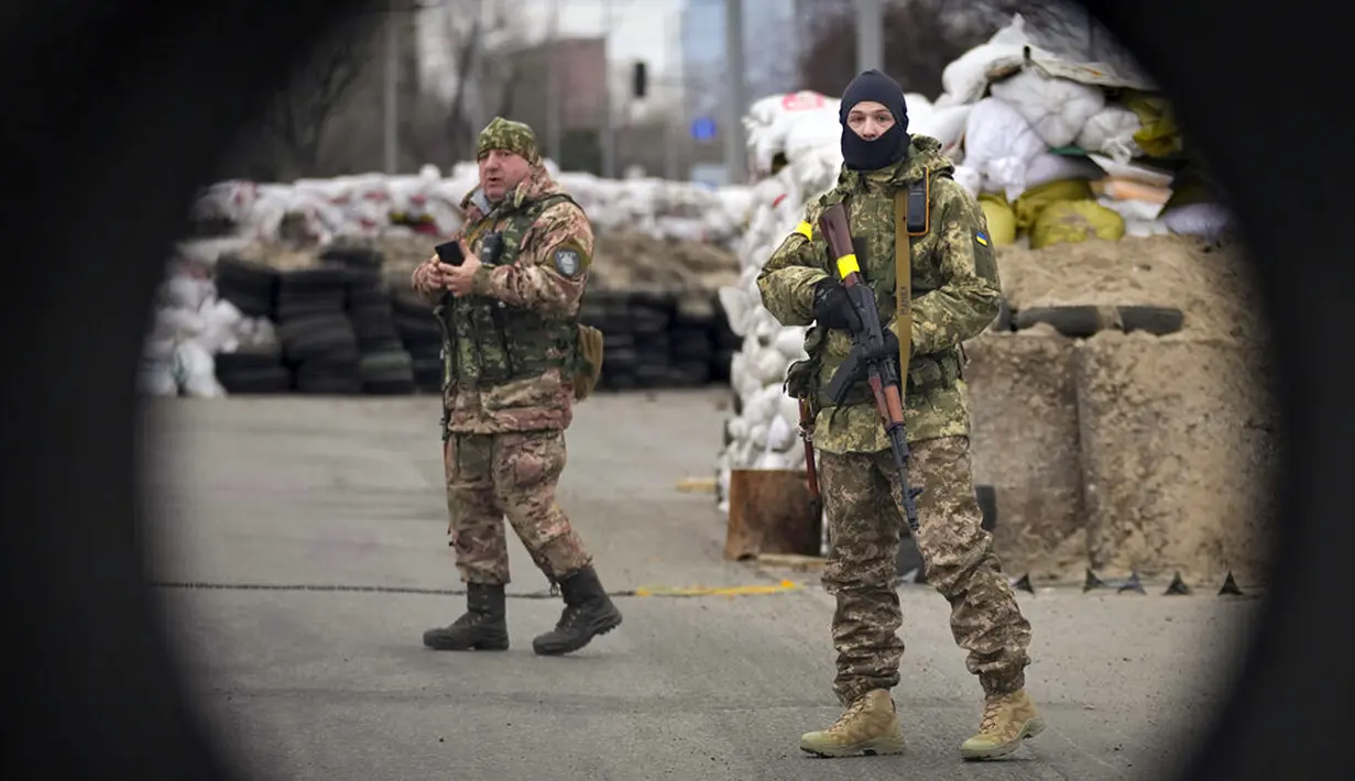 Prajurit Ukraina menjaga pos pemeriksaan di jalan utama di Kyiv, Ukraina, 7 Maret 2022. (AP Photo/Vadim Ghirda)
