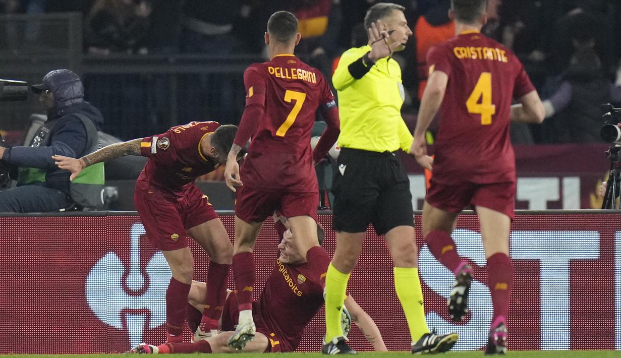 Penyerang AS Roma, Andrea Belotti berselebrasi dengan rekan setimnya setelah mencetak gol ke gawang RB Salzburg pada laga leg kedua playoff Liga Europa 2022/2023 di Stadion Olimpico, Jumat (24/2/2023). Roma menang atas RB Salzburg dengan skor 2-0. (AP Photo/Alessandra Tarantino)