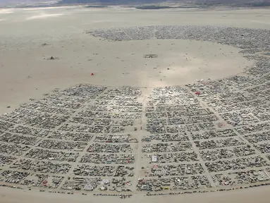 Pandangan udara sekitar 70.000 orang dari seluruh dunia berkumpul untuk mengikuti Festvial Seni Burning Man di padang pasir Black Rock, Nevada, Amerika Serikat. (31/08). Festival tahunan ini telah berjalan 30 tahun. (REUTERS/Jim Urquhart)