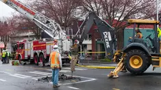 Petugas memperbaiki saluran gas setelah ledakan yang mengguncang jalan Greenwood, Washington, Rabu (9/3). Sembilan orang pemadam kebakaran mengalami luka-luka dan dilarikan ke rumah sakit akibat kejadian tersebut. (Matt Mills McKnight/Getty Images/AFP)