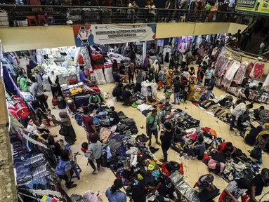 Para pembeli memilih pakaian di Pasar Cipulir, Jakarta Selatan, Rabu (27/4/2022). Jelang Hari Raya Idul Fitri 1443 H, pembelian pakaian di Pasar Cipulir mengalami peningkatan, terutama pakaian muslim dan anak-anak. (Liputan6.com/Johan Tallo)