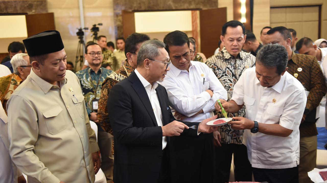 FOTO: Setahun Pemerintahan Prabowo, Zulhas Umumkan Impor Beras Nol Persen