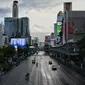 Kendaraan berjalan di persimpangan Ratchaprasong pada hari pertama penguncian COVID-19 yang lebih ketat di Bangkok, Senin (12/7/2021).  Thailand menerapkan lockdown untuk menekan laju penyebaran virus corona pada Senin, 12 Juli 2021 di Bangkok dan provinsi sekitarnya. (Lillian SUWANRUMPHA/AFP)