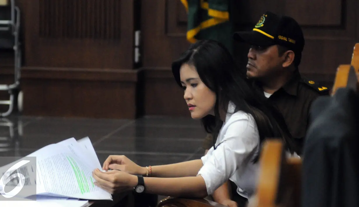  Terdakwa Jessica Kumala Wongso saat menjalani sidang lanjutan kasus kopi maut di PN Jakarta Pusat, Rabu (10/8). Agenda sidang ke 11 kali ini mendengarkan dan membedah rekaman CCTV. (Liputan6.com/Helmi Afandi)