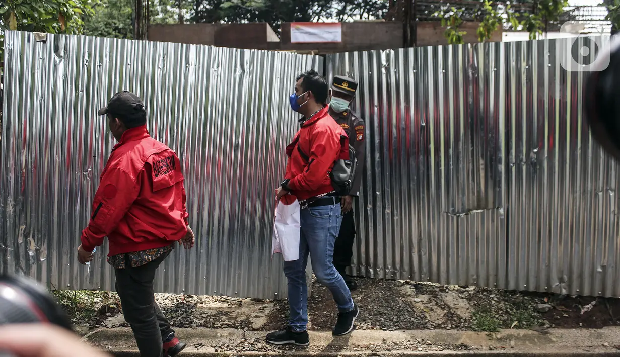Penyidik Bareskrim Polri saat menyegel rumah yang diduga milik Indra Kesuma atau Indra Kenz di Cluster Narada Sutera Alam Sutera, Serpong Utara, Tangerang Selatan, Jumat (18/3/2022). Bareskrim terus mengejar aliran dana Indra Kenz dalam kasus investasi bodong dan penipuan. (Liputan6.com/JohanTallo)