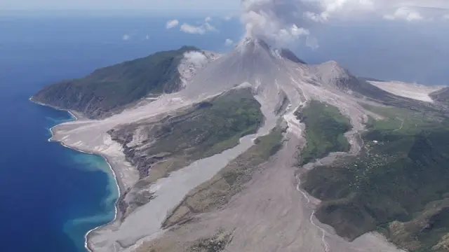 Montserrat adalah pulau dan wilayah luar negeri Inggris yang diapit beberapa pegunungan