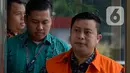 Staf Sekjen PDIP Hasto Kristiyanto, Saeful Bahri (kanan) tiba di Gedung KPK, Jakarta, Jumat (14/2/2020). Saeful Bahri diperiksa sebagai tersangka terkait kasus dugaan penerimaan hadiah atau janji penetapan anggota DPR Terpilih 2019-2024. (merdeka.com/Dwi Narwoko)