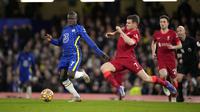 Gelandang Liverpool James Milner menjegal gelandang Chelsea N'Golo Kante pada pekan ke-21 Liga Inggris di Stamford Bridge, London, Minggu (2/1/2022) malam WIB. Duel Chelsea vs Liverpool berakhir imbang dengan skor akhir 2-2. (AP Photo/Matt Dunham)