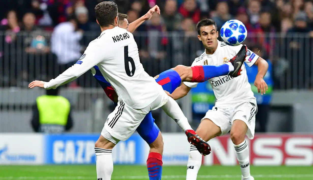 Striker CSKA Moskow, Fedor Chalov, berusaha melewati bek Real Madrid, Nacho Fernandez, pada laga Liga Champions di Stadion Luzhniki, Moskow, Selasa (2/10/2018). CSKA menang 1-0 atas Madrid. (AFP/Mladen Antonov)