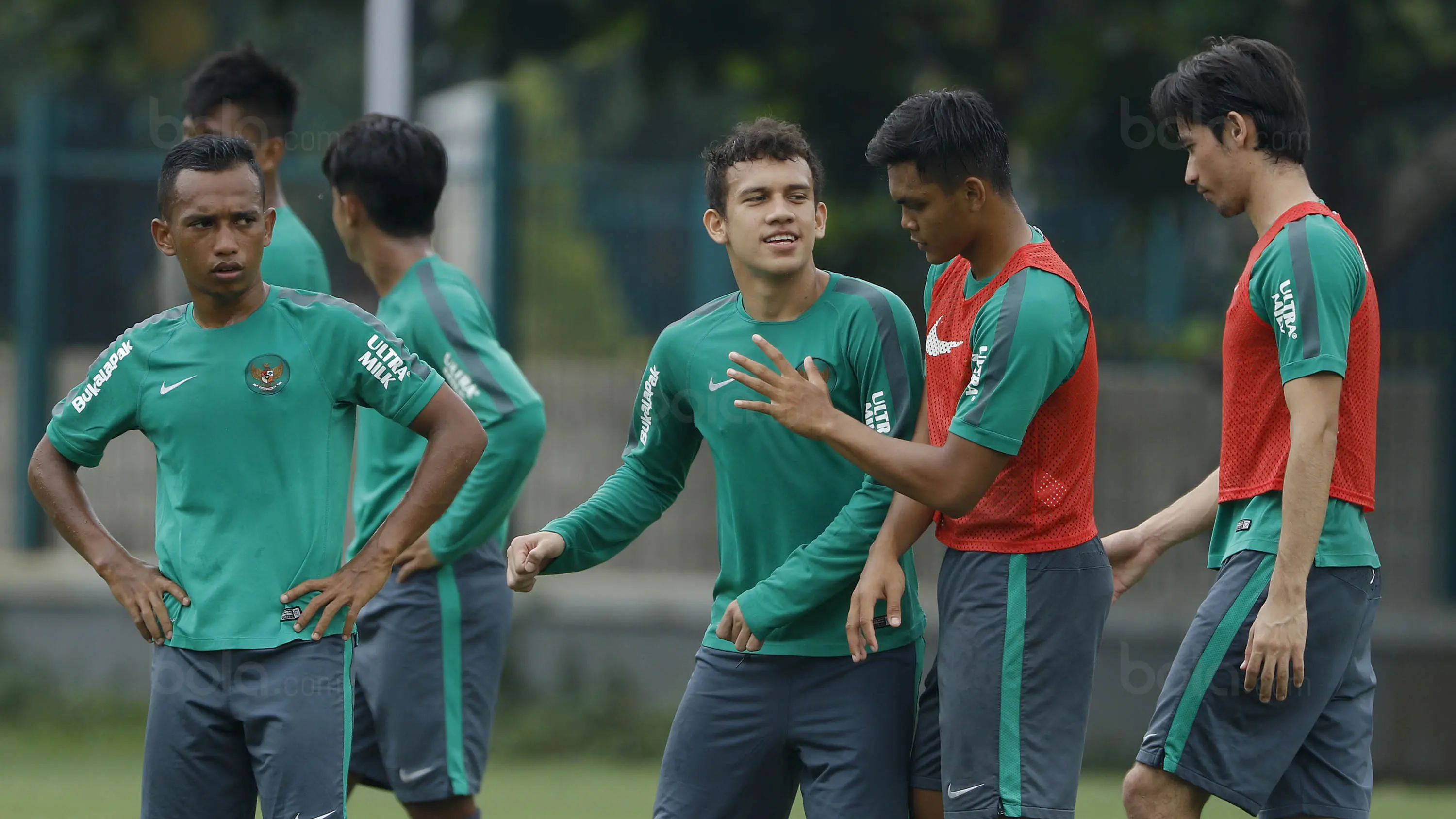 Penyerang Indonesia, Egy Maulana Vikri, bercanda dengan Rachmat Irianto, saat latihan di Lapangan ABC, Kamis (18/1/2018). Tampil memukau bersama Timnas Indonesia U-19, Egy berpeluang perkuat Timnas di Asian Games 2018. (Bola.com/M Iqbal Ichsan)