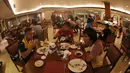 Para pemain Sriwijaya FC saat menikmati makan malam di Hotel Bidakara, Jakarta, Sabtu (17/10/2015). (Bola.com/Riskha Prasetya))