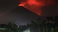 Gunung Soputan erupsi. (Twitter Sutopo Purwo Nugroho)