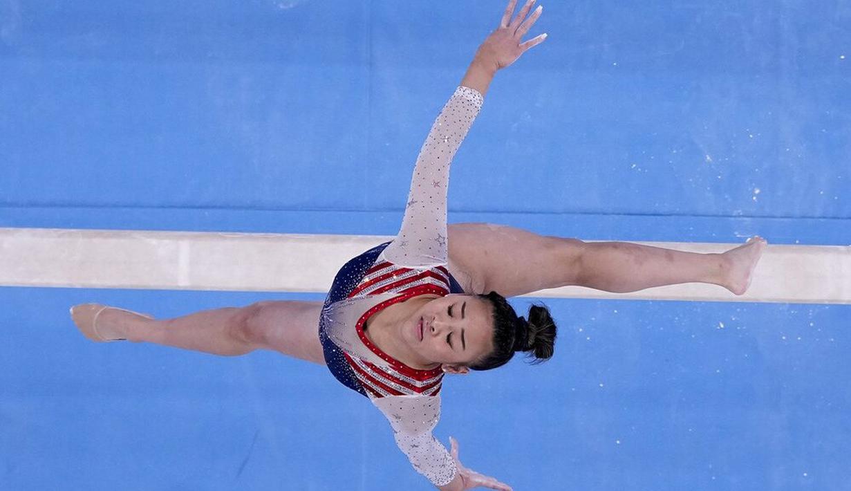 Akan tetapi, Biles ternyata membuat keputusan yang mengejutkan yakni mundur dari nomor beregu dan semua alat (all-around) Olimpiade 2020. Mau tak mau, beban medali emas berpindah ke pundak Lee. (Foto: AP/Morry Gash)