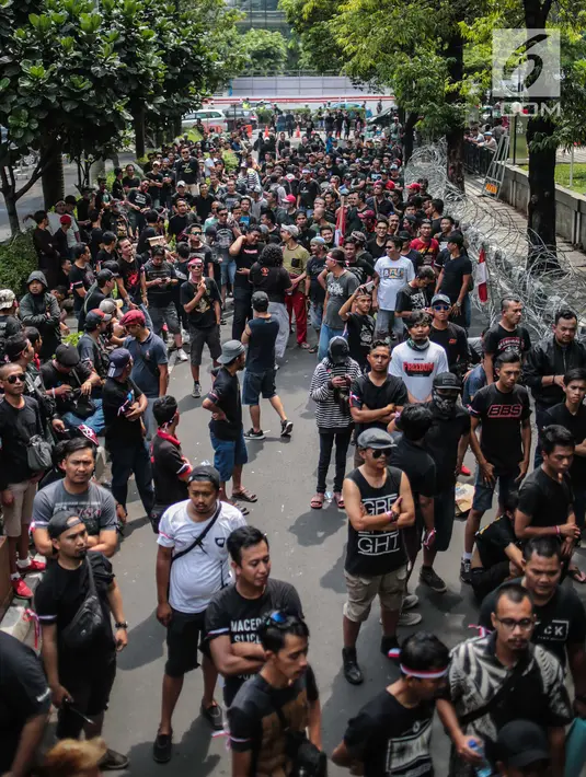 Pengemudi daring (online) menggelar aksi di kantor pusat Grab, kawasan Kuningan, Jakarta, Senin (29/10). Demonstrasi yang diinisiasi oleh GERHANA (Gerakan HAntam aplikasi Nakal) ini mengusung sejumlah tuntutan. (Liputan6.com/Faizal Fanani)