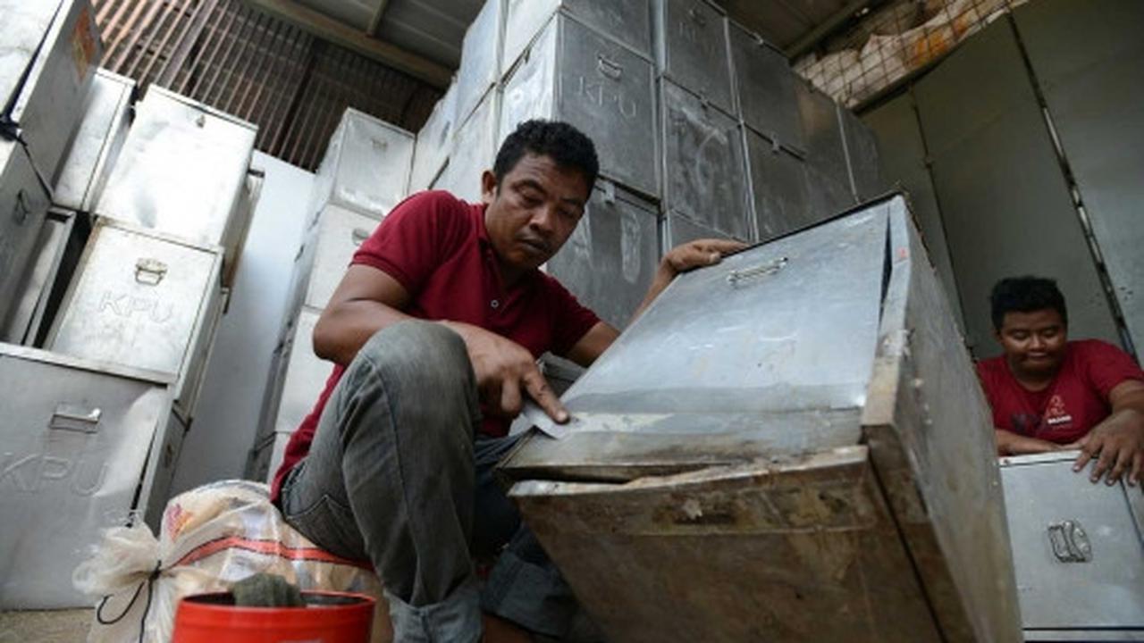 Persiapan Pilkada serentak, KPUD Tangerang perbaiki kotak suara
