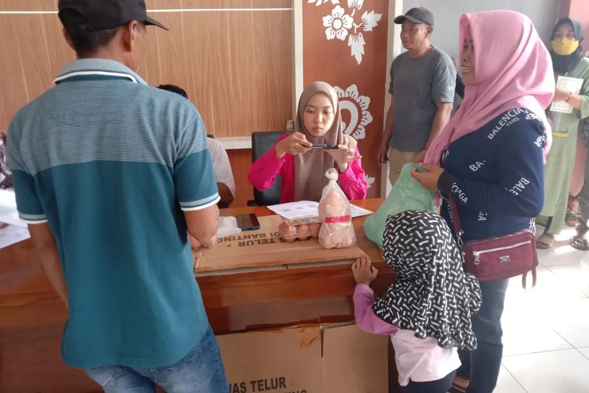 Ribuan warga Banyuwangi dapat bantuan sosial telur dan daging ayam  dan telur (Istimewa)