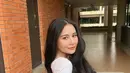 Cantiknya Prilly Latuconsina dengan rambut panjang hitam bergelombangnya. Dengan outfit kasual yang chic, Prilly menyempurnakan penampilannya secara keseluruhan dengan rambut yang ia biarkan tergerai. [Foto: Instagram/prillylatuconsina96]