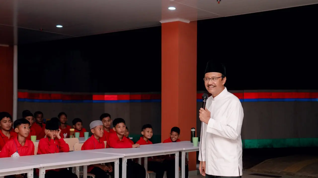 Menteri Sosial Saifullah Yusuf atau Gus Ipul hadir dan berdialog dengan siswa-siswi Sekolah Rakyat DKI Jakarta pada Sabtu 18 Juli 2026 malam. (Dok. Istimewa)