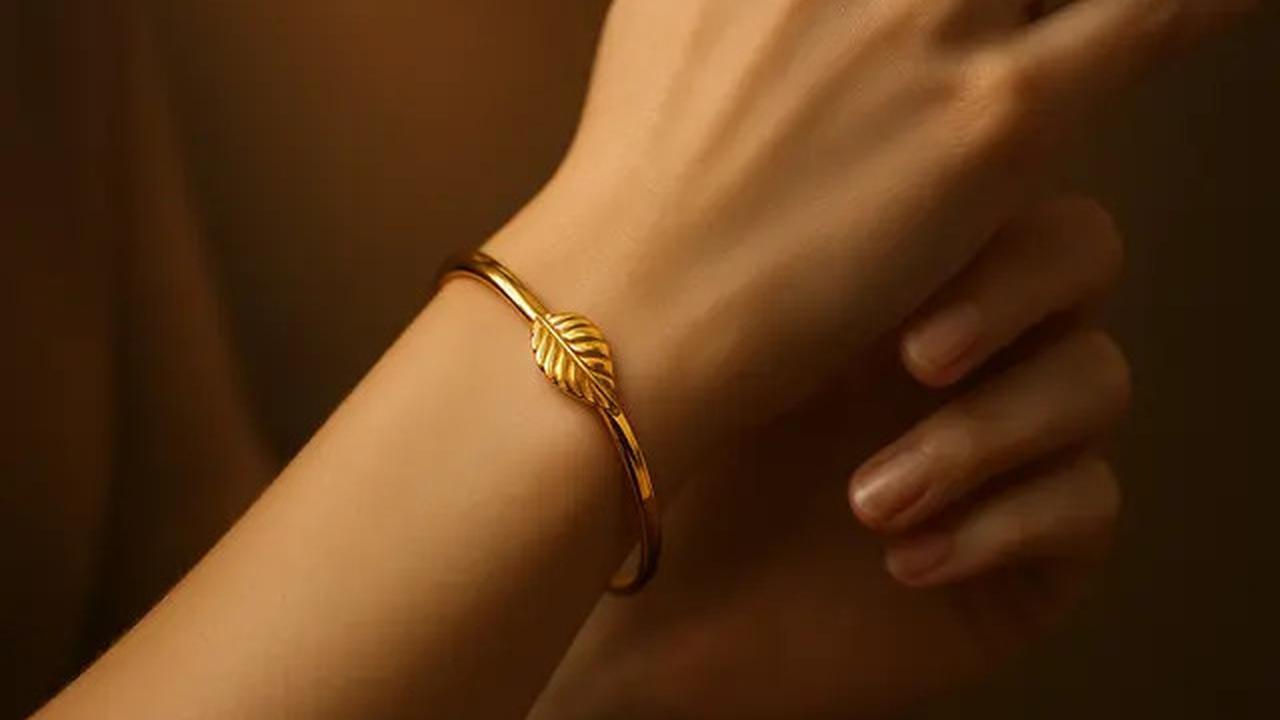 9 Model Gelang Emas Elegan 2 Gram Motif Daun, Ide Perhiasan Menawan di 2025
