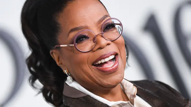 Gaya Oprah Winfrey di Debut The 1619 Project, Curi Perhatian Pakai Mantel dan Celana Cokelat Mengkilap