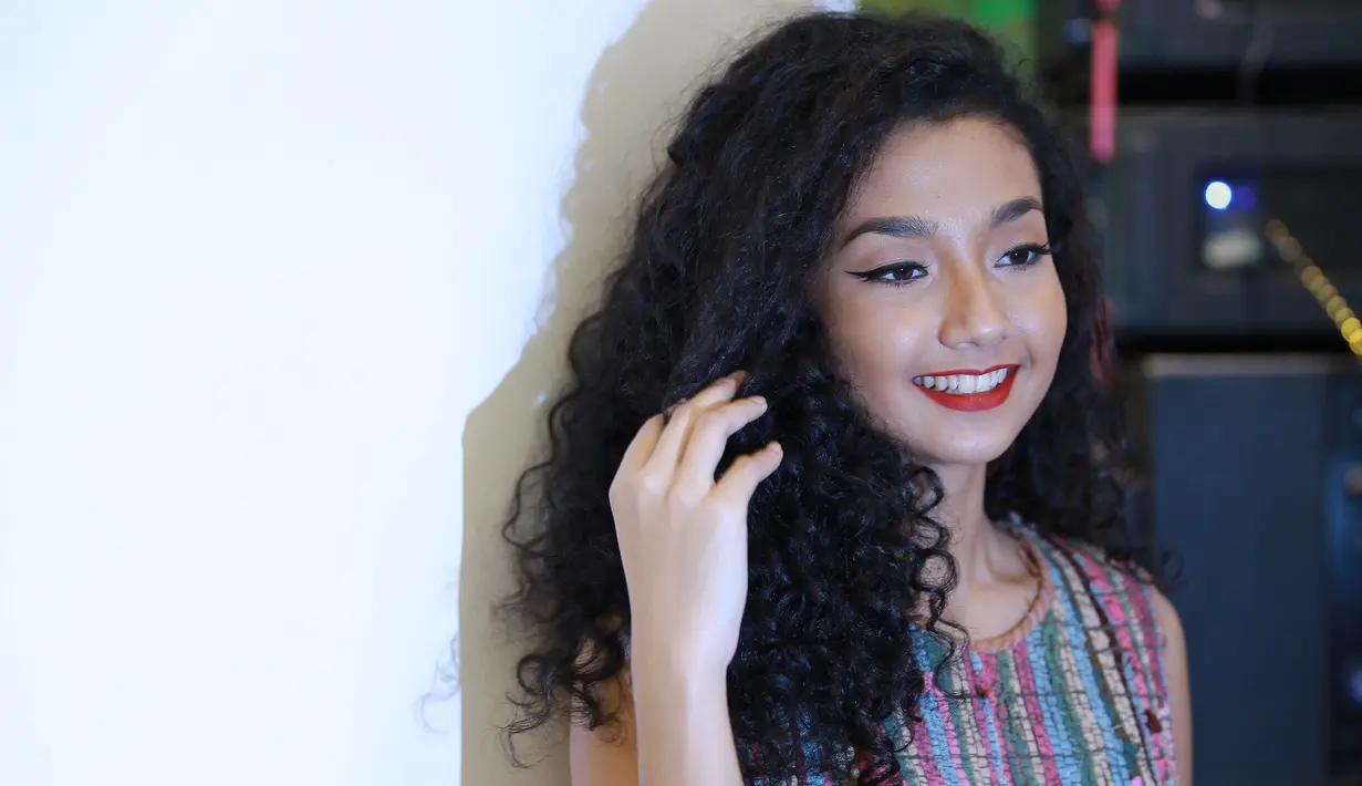 "Ini pengalaman pertama aku main film dan nyanyi. Tapi dibawa have fun," tutur Tatyana Akman saat peluncuran album soundtrack Ini Kisah Tiga Dara di kawasan Plasa Indonesia, Jakarta Pusat, Rabu (20/7/2016). (Galih W. Satria/Bintang.com)