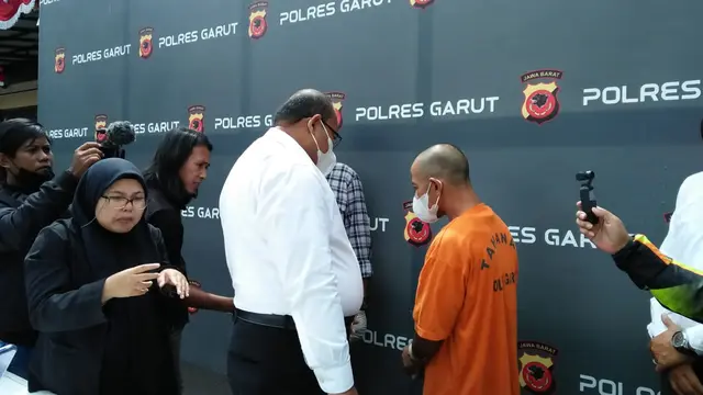 Kasatreskrim Polres Garut AKP Dede Sopandi melakukan konfirmasi terhadap tersangka Asep, dalam rilis kasus di Mapolre Garut. (Liputan6.com/Jayadi Supriadin)