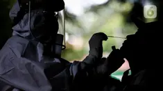 Petugas Puskesmas Kecamatan Gambir mengambil sampel lendir saat tes usap (Swab Test) COVID 19 di kawasan jalan Juanda, Jakarta, Selasa (16/6/2020).  Tes Swab untuk mencari warga positif Covid-19 tanpa gejala ini menyasar petugas PPSU dan para pedagang Pasar Ceylon. (Liputan6.com/Faizal Fanani)