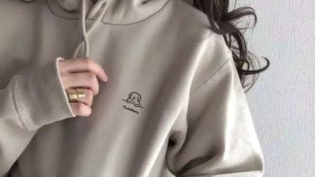 Tips Padu Padan di Musim Hujan dengan Hoodie yang Stylish