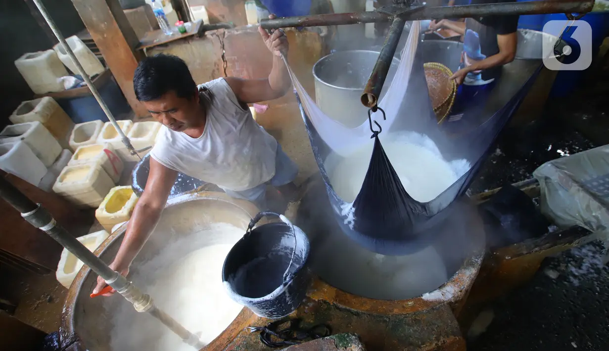 Pekerja menyelesaikan pembuatan tahu di Jakarta, Senin (4/1/2021). Setelah melakukan mogok produksi selama 1 hingga 3 Januari 2021 akibat naiknya harga kacang kedelei impor, kini para perajin tahu mulai kembali beroperasi. (Liputan6.com/Angga Yuniar)